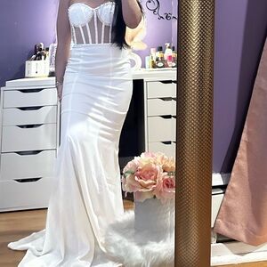 Elegant White Strapless Dress